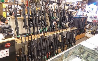 Pada awal tahun 2019, terdapat sekitar 63.000 pedagang senjata berlisensi di AS