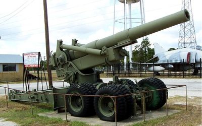 Artileri adalah senjata yang menembak proyektil berhulu ledak ke jarak yang sangat jauh.